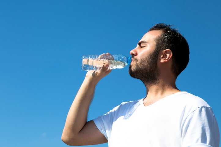 水を飲む男