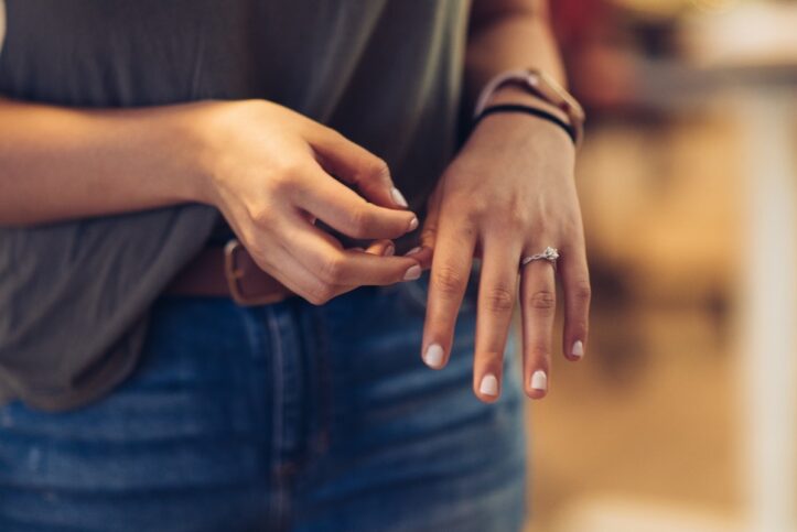 指輪をつけた女性